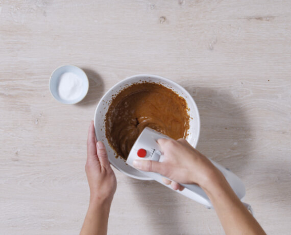 Dies ist Schritt Nr. 5 der Anleitung, wie man das Rezept Dalgona Cheesecake zubereitet.