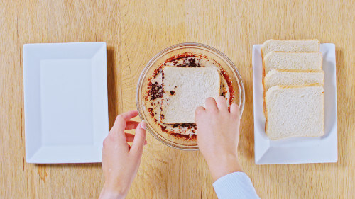 Dies ist Schritt Nr. 1 der Anleitung, wie man das Rezept Cookies and Cream Aufstrich auf French Toast mit Peanut Butter Ice cream zubereitet.