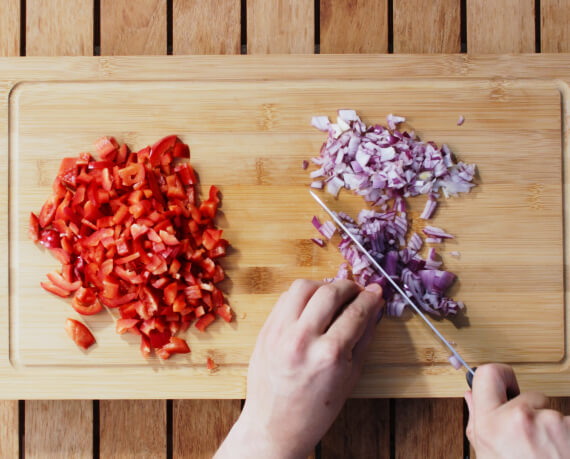 Dies ist Schritt Nr. 2 der Anleitung, wie man das Rezept Gegrillte Hähnchenflügel mit Paprikasalsa zubereitet.