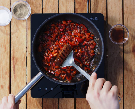 Dies ist Schritt Nr. 3 der Anleitung, wie man das Rezept Gegrillte Hähnchenflügel mit Paprikasalsa zubereitet.