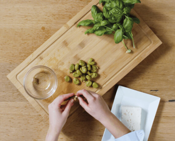 Dies ist Schritt Nr. 4 der Anleitung, wie man das Rezept Italienischer Nudelsalat mit Hähnchen und grünen Oliven zubereitet.