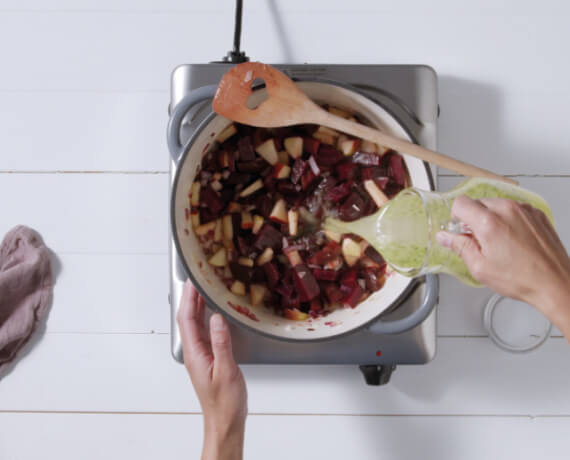 Dies ist Schritt Nr. 2 der Anleitung, wie man das Rezept Marmorierte Rote-Bete-Suppe zubereitet.