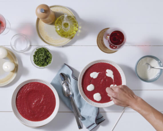 Dies ist Schritt Nr. 4 der Anleitung, wie man das Rezept Marmorierte Rote-Bete-Suppe zubereitet.