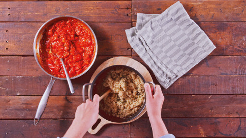 Dies ist Schritt Nr. 5 der Anleitung, wie man das Rezept Geschichtetes Ratatouille mit Kräutercouscous zubereitet.