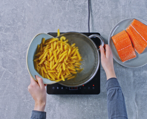 Dies ist Schritt Nr. 1 der Anleitung, wie man das Rezept Schnelle Lachs-Pasta mit Sahnesoße und Dill zubereitet.