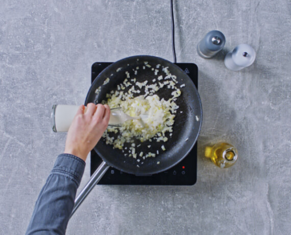 Dies ist Schritt Nr. 2 der Anleitung, wie man das Rezept Schnelle Lachs-Pasta mit Sahnesoße und Dill zubereitet.