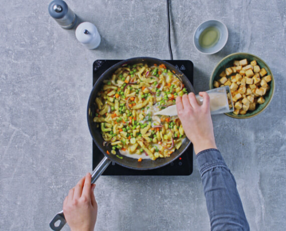 Dies ist Schritt Nr. 3 der Anleitung, wie man das Rezept Schnelle Lachs-Pasta mit Sahnesoße und Dill zubereitet.