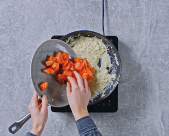 Dies ist Schritt Nr. 4 der Anleitung, wie man das Rezept Schnelle Lachs-Pasta mit Sahnesoße und Dill zubereitet.