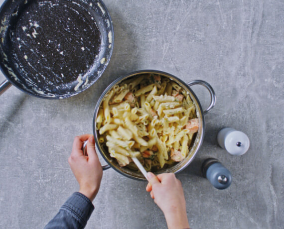 Dies ist Schritt Nr. 5 der Anleitung, wie man das Rezept Schnelle Lachs-Pasta mit Sahnesoße und Dill zubereitet.