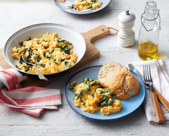 Dies ist Schritt Nr. 1 der Anleitung, wie man das Rezept Rührei mit Spinat zubereitet.