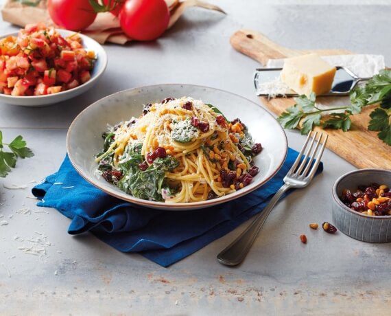 Dies ist Schritt Nr. 1 der Anleitung, wie man das Rezept Spaghetti zu rahmigen Spinat mit Pinienkernen und Rosinen an Tomatensalat zubereitet.