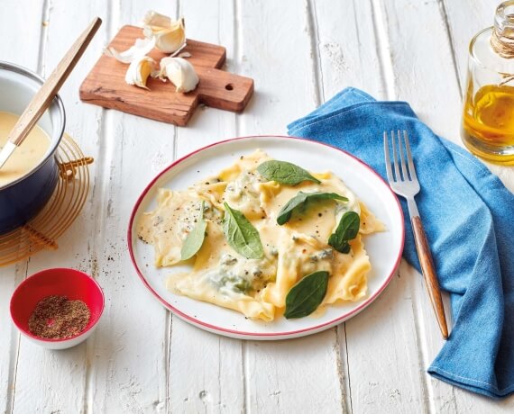 Dies ist Schritt Nr. 2 der Anleitung, wie man das Rezept Spinat-Ravioli mit Käsesauce zubereitet.