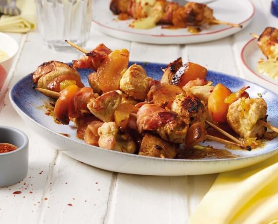 Dies ist Schritt Nr. 5 der Anleitung, wie man das Rezept Marinierte Aprikosen-Hähnchen-Spieße mit Bacon zubereitet.