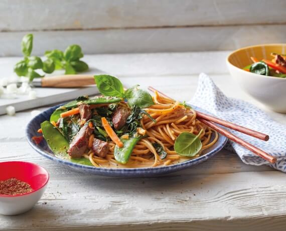 Dies ist Schritt Nr. 1 der Anleitung, wie man das Rezept Vollkornnudeln mit Rindersteak und Spinat-Sahnesoße zubereitet.