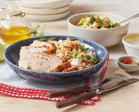 Dies ist Schritt Nr. 1 der Anleitung, wie man das Rezept Hähnchen mit Brokkoli-Bulgursalat und Knoblauchjoghurt zubereitet.