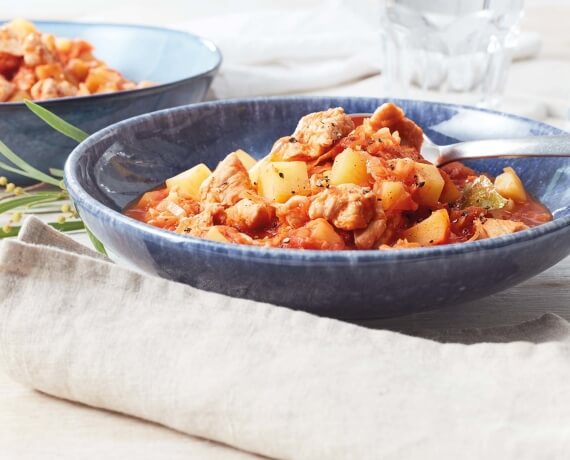 Dies ist Schritt Nr. 1 der Anleitung, wie man das Rezept Gulasch Szegediner Art mit Kartoffel und Lauch zubereitet.