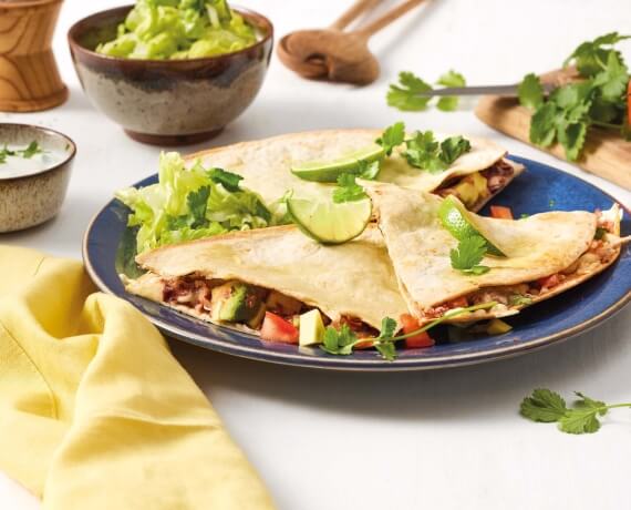 Dies ist Schritt Nr. 1 der Anleitung, wie man das Rezept Avocado-Quesadilla mit Bohnenmus und Salat in Limetten-Sauerrahm-Dressing zubereitet.