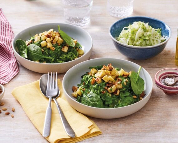 Dies ist Schritt Nr. 1 der Anleitung, wie man das Rezept Cremiger Spinat-Pastinaken-Risotto mit Kohlrabi-Apfel-Salat und Pinienkernen zubereitet.