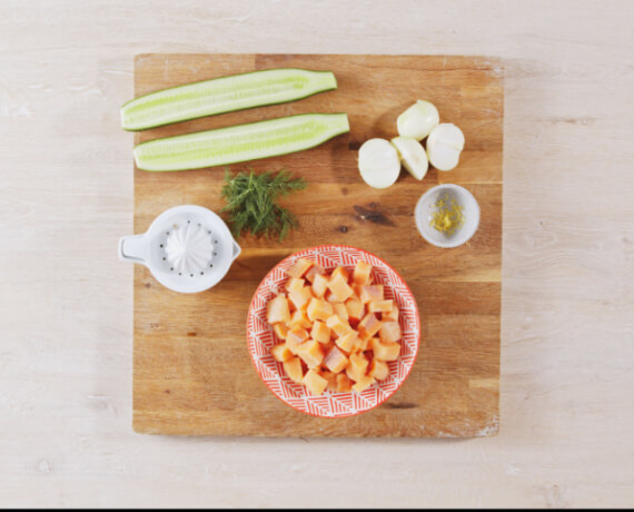 Dies ist Schritt Nr. 1 der Anleitung, wie man das Rezept Lachsfrikadellen mit Gurkensalsa zubereitet.