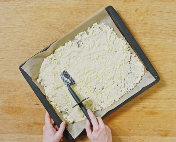 Dies ist Schritt Nr. 2 der Anleitung, wie man das Rezept Blumenkohl-Pizza mit Schinken und Rucola zubereitet.