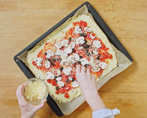Dies ist Schritt Nr. 4 der Anleitung, wie man das Rezept Blumenkohl-Pizza mit Schinken und Rucola zubereitet.