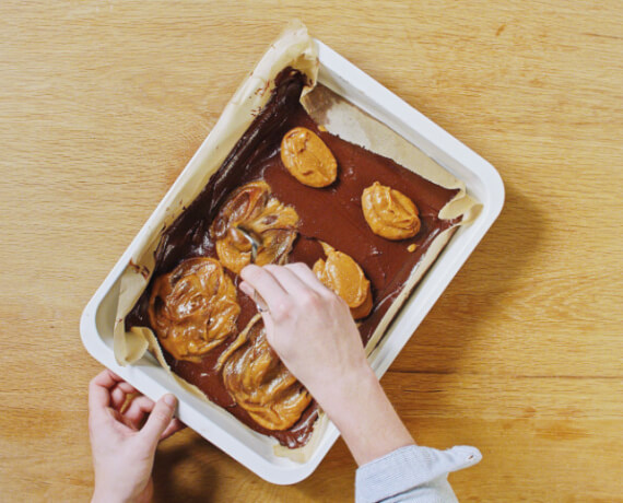 Dies ist Schritt Nr. 4 der Anleitung, wie man das Rezept Erdnussbutter-Brownies zubereitet.
