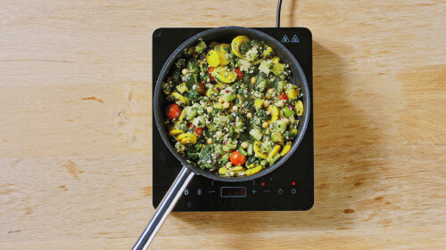 Dies ist Schritt Nr. 5 der Anleitung, wie man das Rezept Vegane Gyros-Bowl mit Zucchini-Bulgur zubereitet.