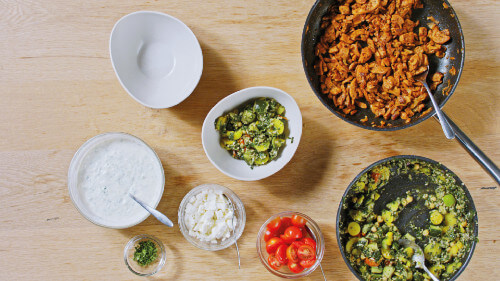 Dies ist Schritt Nr. 6 der Anleitung, wie man das Rezept Vegane Gyros-Bowl mit Zucchini-Bulgur zubereitet.