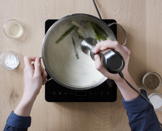 Dies ist Schritt Nr. 2 der Anleitung, wie man das Rezept Spargelsuppe mit weißen und grünen Spargel zubereitet.