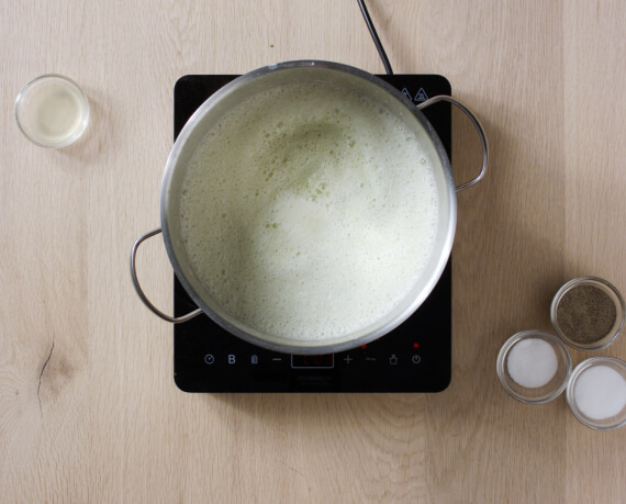 Dies ist Schritt Nr. 3 der Anleitung, wie man das Rezept Spargelsuppe mit weißen und grünen Spargel zubereitet.