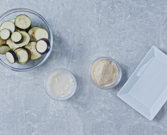 Dies ist Schritt Nr. 4 der Anleitung, wie man das Rezept Paniertes Auberginenschnitzel mit Ofengemüse zubereitet.