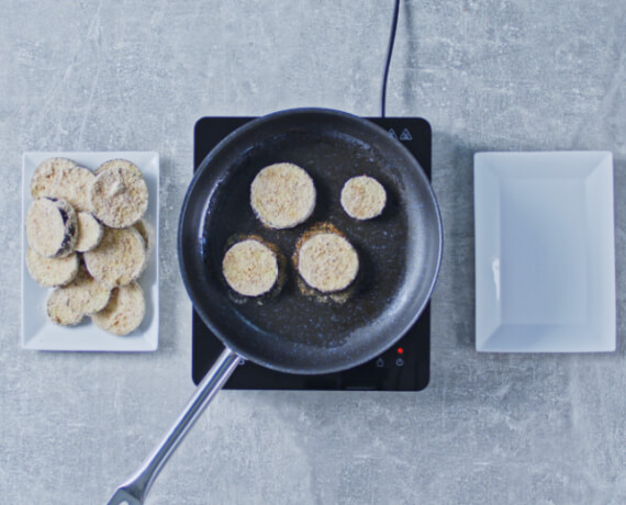 Dies ist Schritt Nr. 5 der Anleitung, wie man das Rezept Paniertes Auberginenschnitzel mit Ofengemüse zubereitet.