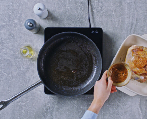 Dies ist Schritt Nr. 1 der Anleitung, wie man das Rezept Lammkeule mit Kartoffeln und Zitronen-Erbsen zubereitet.