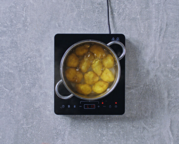 Dies ist Schritt Nr. 2 der Anleitung, wie man das Rezept Lammkeule mit Kartoffeln und Zitronen-Erbsen zubereitet.
