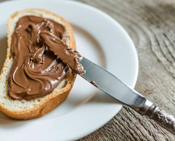 Brot mit Butter und Nuss-Nougat-Creme