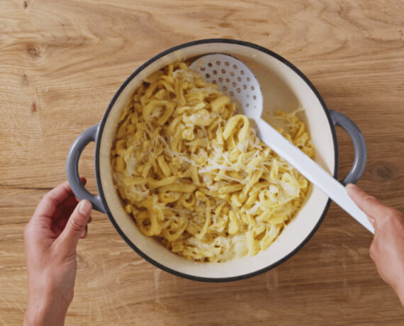 Dies ist Schritt Nr. 5 der Anleitung, wie man das Rezept Käsespätzle zubereitet.