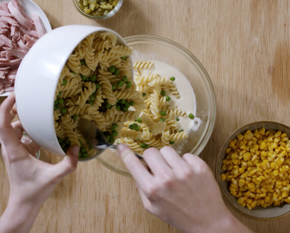 Dies ist Schritt Nr. 2 der Anleitung, wie man das Rezept Klassischer Nudelsalat zubereitet.