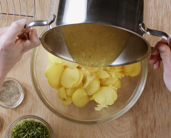 Dies ist Schritt Nr. 4 der Anleitung, wie man das Rezept Klassischer Kartoffelsalat zubereitet.