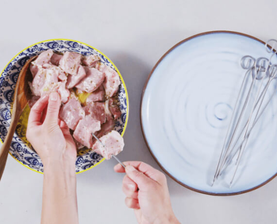 Dies ist Schritt Nr. 4 der Anleitung, wie man das Rezept Souflaki-Pita mit griechischem Joghurt zubereitet.