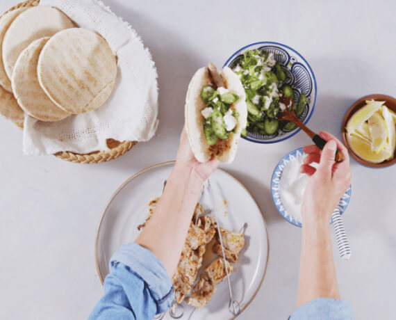 Dies ist Schritt Nr. 5 der Anleitung, wie man das Rezept Souflaki-Pita mit griechischem Joghurt zubereitet.