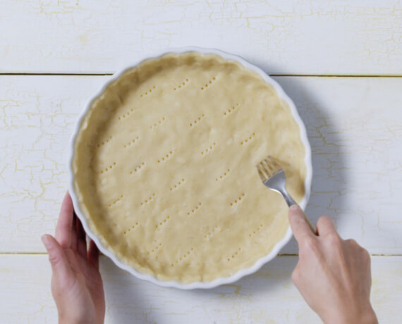 Dies ist Schritt Nr. 5 der Anleitung, wie man das Rezept Bunte Quiche mit Spargel und Kräuterguss zubereitet.