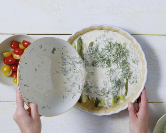 Dies ist Schritt Nr. 6 der Anleitung, wie man das Rezept Bunte Quiche mit Spargel und Kräuterguss zubereitet.