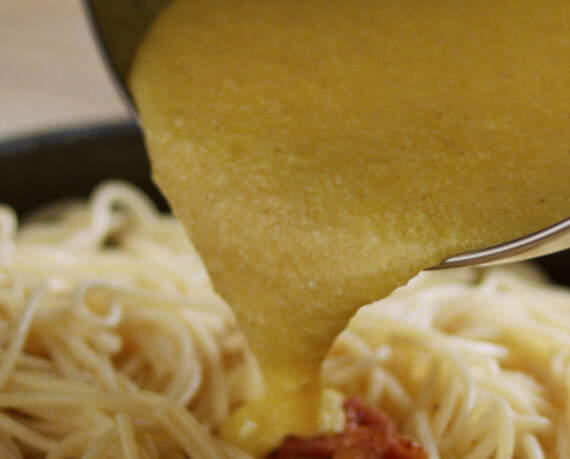Dies ist Schritt Nr. 5 der Anleitung, wie man das Rezept Klassische Spaghetti Carbonara zubereitet.