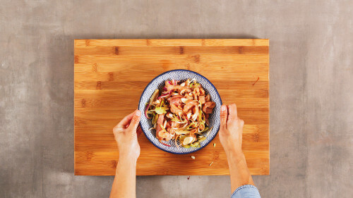 Dies ist Schritt Nr. 1 der Anleitung, wie man das Rezept Glasnudelsalat mit gebratenen Schnitzelstreifen und Erdnüssen zubereitet.