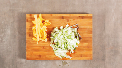 Dies ist Schritt Nr. 2 der Anleitung, wie man das Rezept Glasnudelsalat mit gebratenen Schnitzelstreifen und Erdnüssen zubereitet.