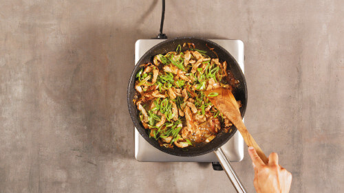 Dies ist Schritt Nr. 4 der Anleitung, wie man das Rezept Glasnudelsalat mit gebratenen Schnitzelstreifen und Erdnüssen zubereitet.