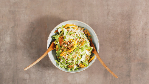 Dies ist Schritt Nr. 5 der Anleitung, wie man das Rezept Glasnudelsalat mit gebratenen Schnitzelstreifen und Erdnüssen zubereitet.