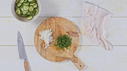 Dies ist Schritt Nr. 2 der Anleitung, wie man das Rezept Klassisches Wiener Schnitzel mit Kartoffel-Gurken-Salat zubereitet.