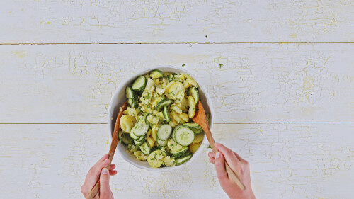 Dies ist Schritt Nr. 4 der Anleitung, wie man das Rezept Klassisches Wiener Schnitzel mit Kartoffel-Gurken-Salat zubereitet.