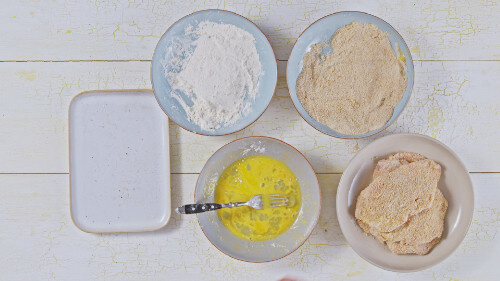 Dies ist Schritt Nr. 5 der Anleitung, wie man das Rezept Klassisches Wiener Schnitzel mit Kartoffel-Gurken-Salat zubereitet.